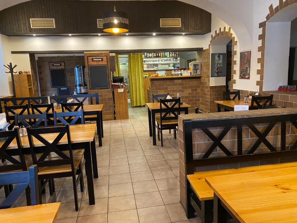 Restauracja lub miejsce do jedzenia w obiekcie Restaurant Motel Hana Barbara Gastro sro