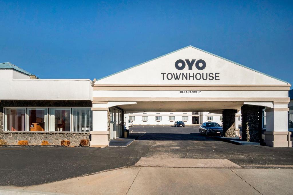 a front view of a town house with a car at OYO Townhouse Dodge City KS in Dodge City