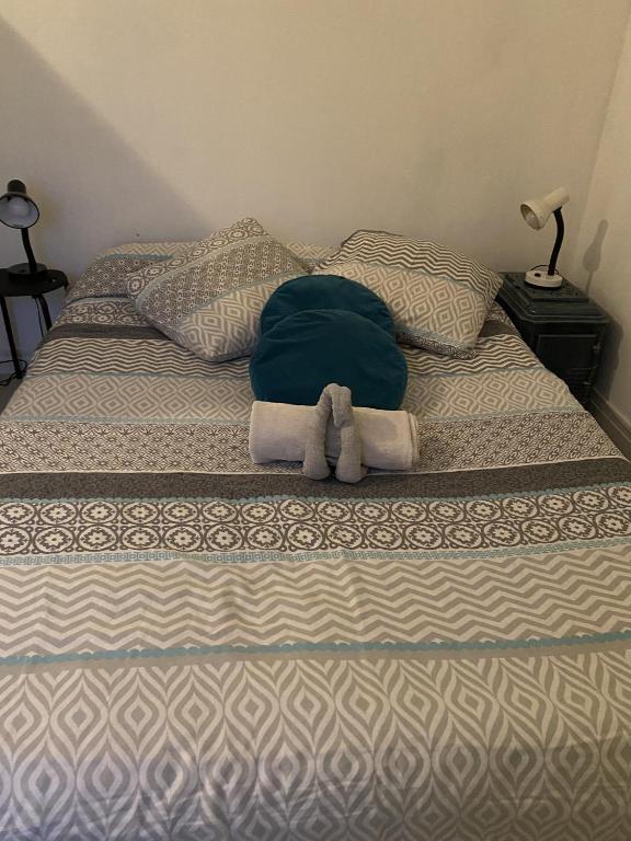 A bed or beds in a room at Adorable Gesthouse avec parking gratuit sur place.