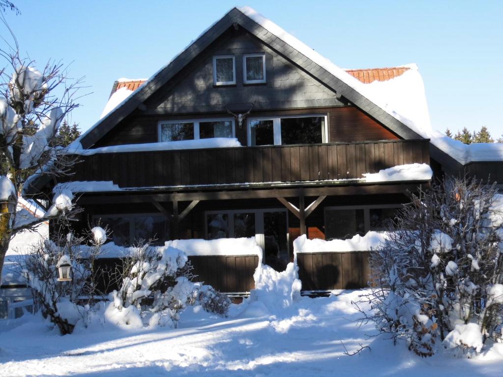 une maison avec de la neige devant elle dans l'établissement Haus Tippe, à Braunlage