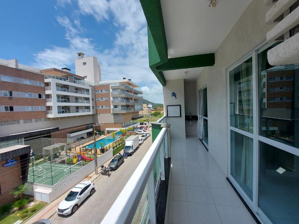 un balcón de un edificio con vistas a un aparcamiento en Residencial Júnior, en Bombinhas