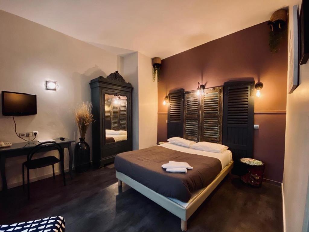 Postel nebo postele na pokoji v ubytování Hotel Le Midi Clermont-Cournon