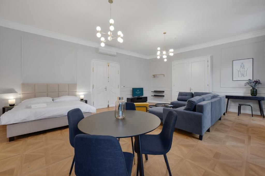 Posteľ alebo postele v izbe v ubytovaní Palace Apartments