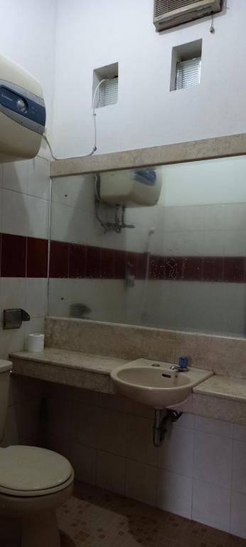 La salle de bains est pourvue de toilettes et d'un lavabo. dans l'établissement Villa Elisabeth at Villa Istana Bunga, à Bandung