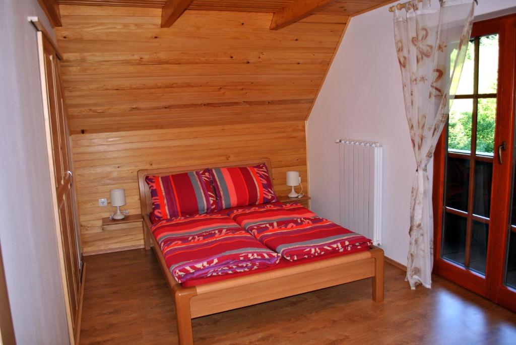 Кровать или кровати в номере Chalet Brložnica pod Veliko planino