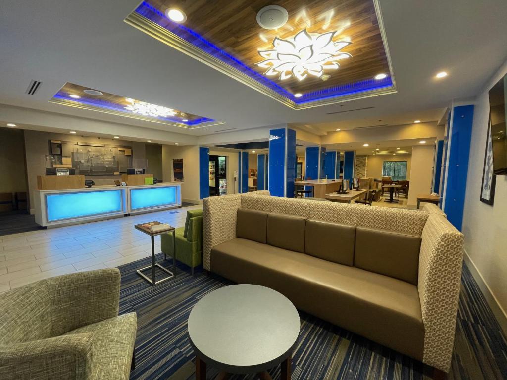A seating area at Holiday Inn Express & Suites Columbia - East Elkridge, Jessup an IHG Hotel