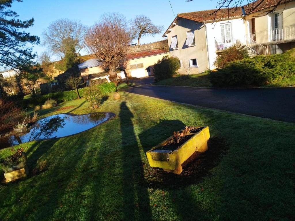 a yellow tub sitting in the grass in front of a house at chambre privée chez l'habitant et partage des partie communes in Chail