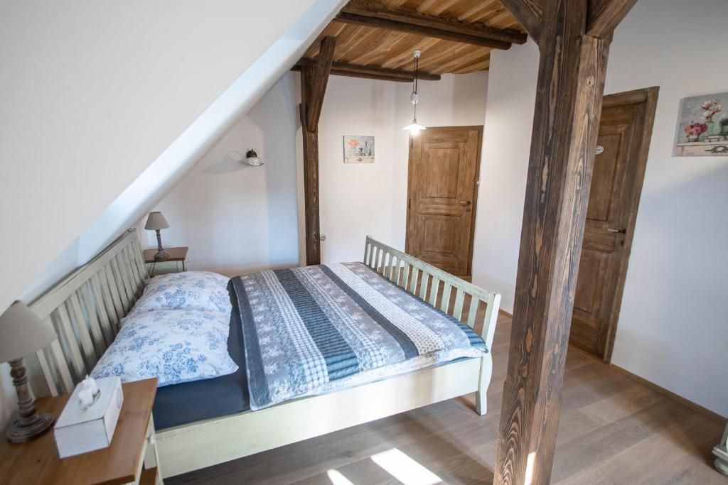 Postel nebo postele na pokoji v ubytování Apartmány NA DAŘILCE
