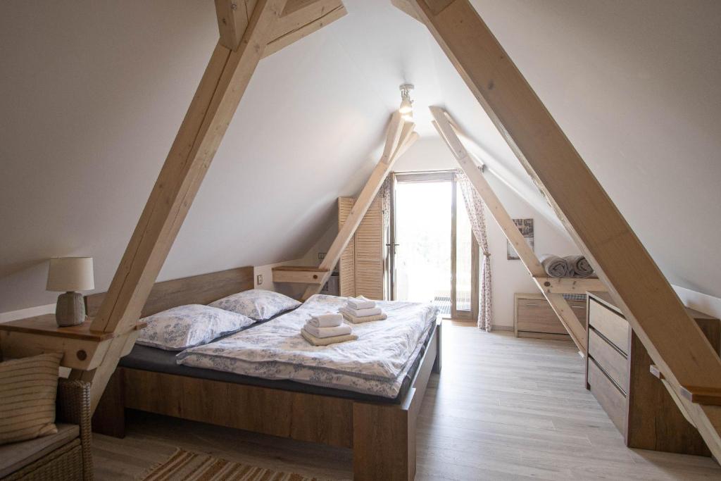 Postel nebo postele na pokoji v ubytování Apartmány NA DAŘILCE