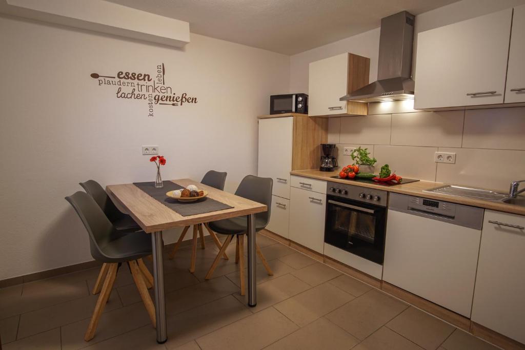 cocina con mesa y sillas en una habitación en Komfort-Apart Paula, en Merzig