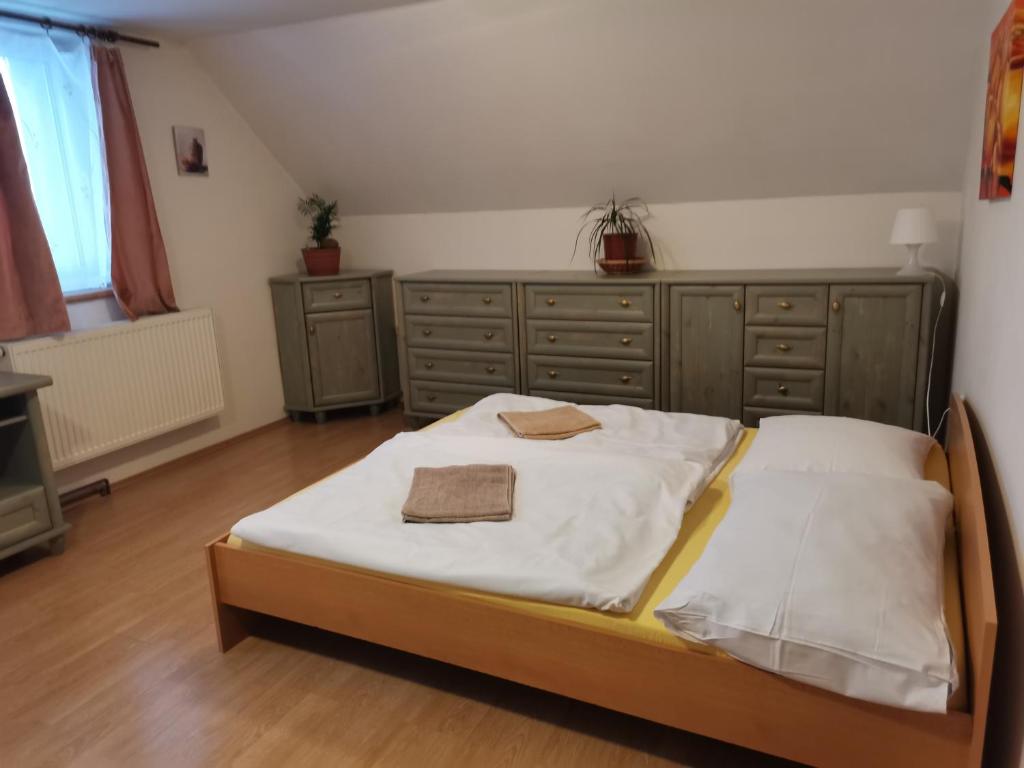 Postel nebo postele na pokoji v ubytování Sedlonov 178