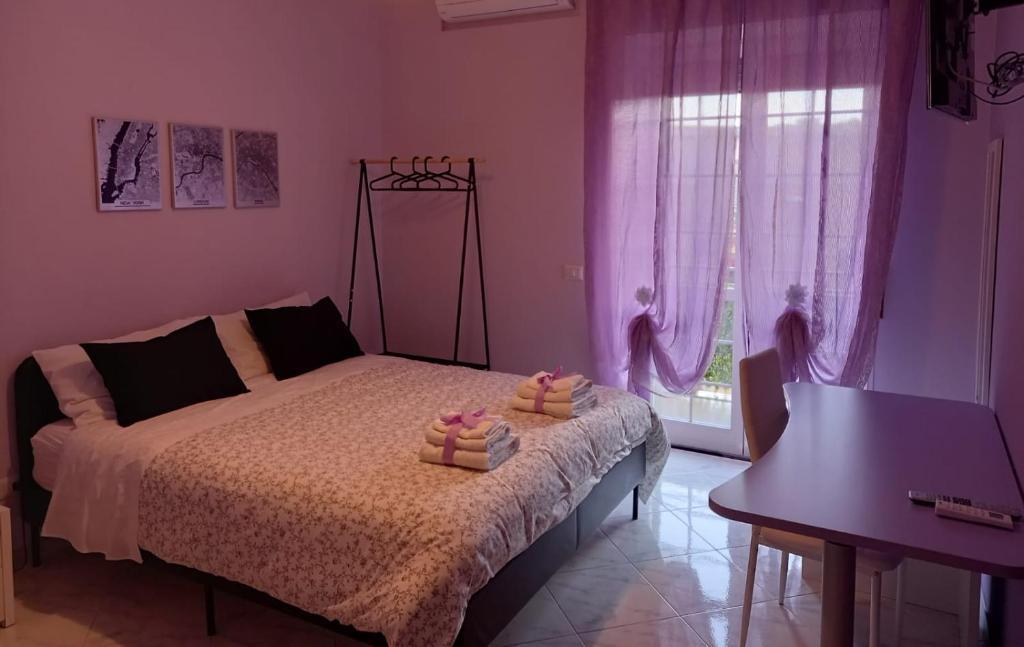 una camera con letto, tavolo e finestra di Affittacamere Iria a Pomigliano dʼArco