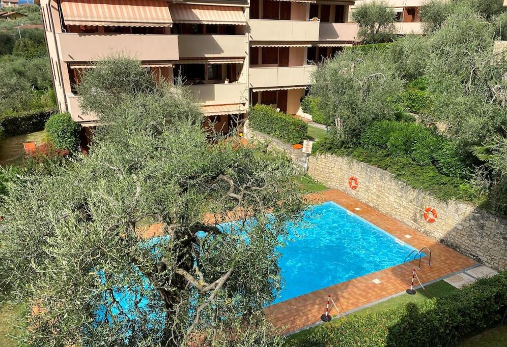 widok na basen przed budynkiem w obiekcie Peler Beth's House w Brenzone sul Garda