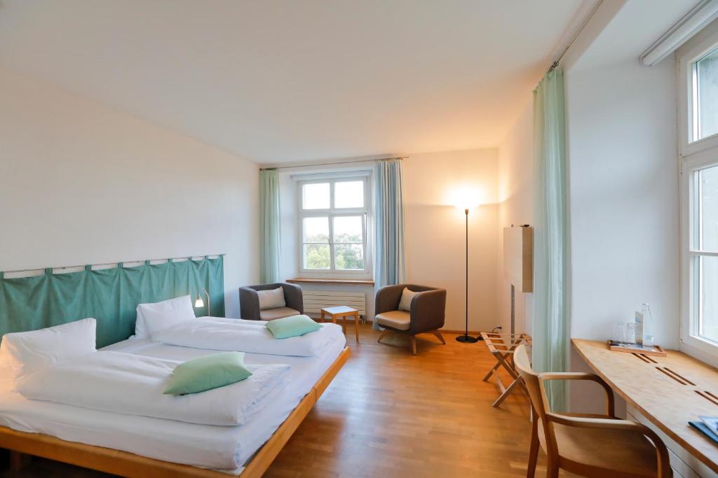 Postel nebo postele na pokoji v ubytování Schloss Wartegg