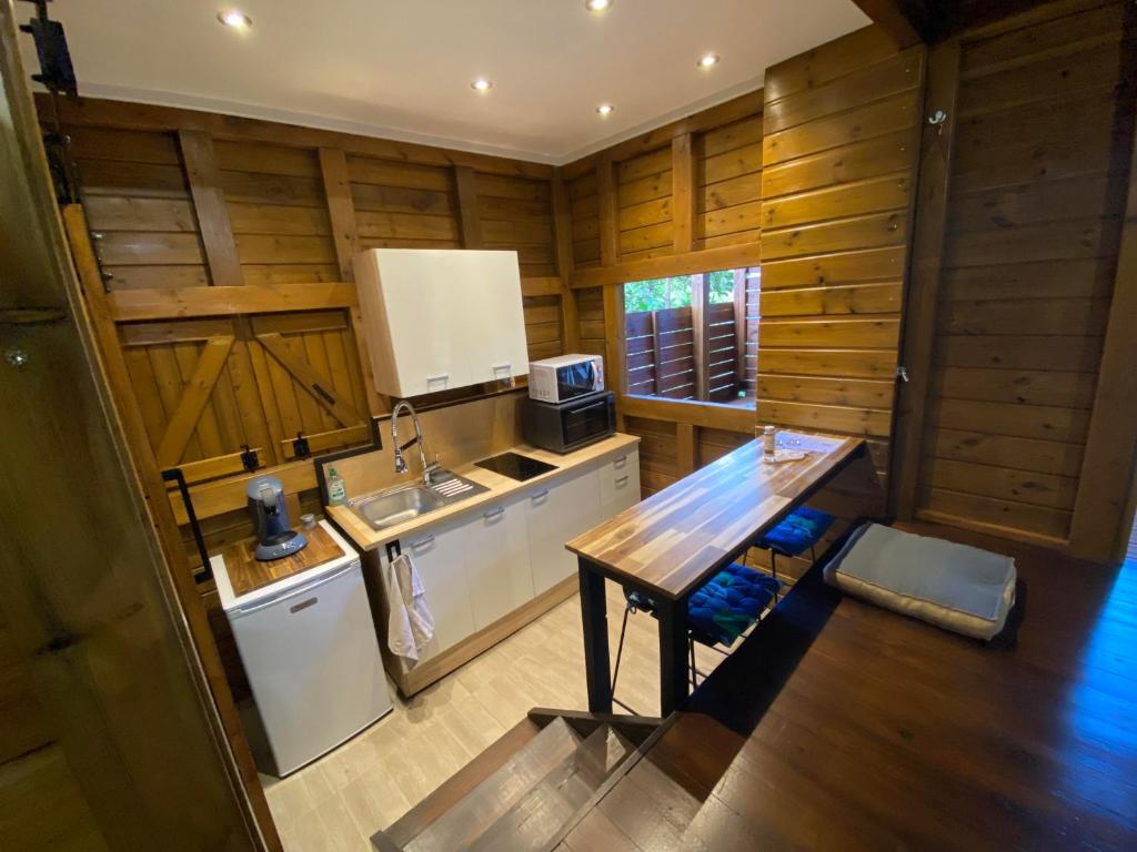 widok na kuchnię w drewnianym domku w obiekcie Banana Cottage Ecolodge & Spa w mieście Le Gosier