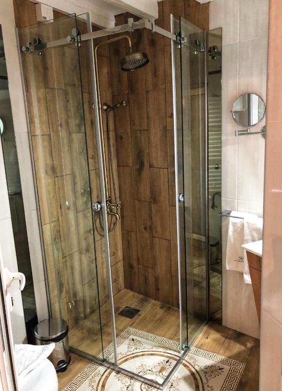 Koupelna v ubytování Garni hotel Oblačinsko jezero