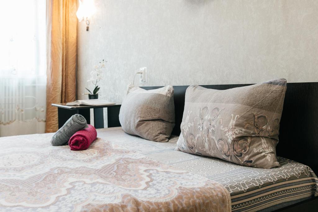 Llit o llits en una habitació de Welcome Apartment, Уютная Квартира у клиники Мешалкина