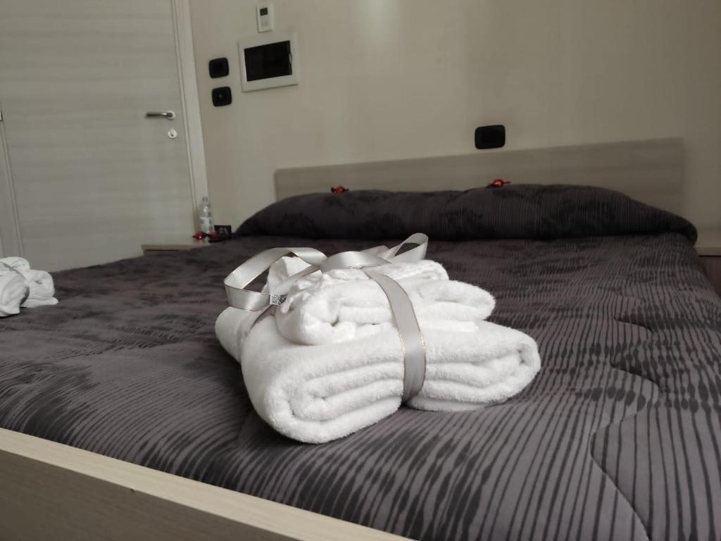 un mucchio di asciugamani seduti sopra un letto di Civico 83 a Reggio di Calabria
