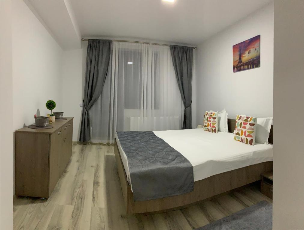- une chambre avec un grand lit et une fenêtre dans l'établissement Perfect view, à Sinaia