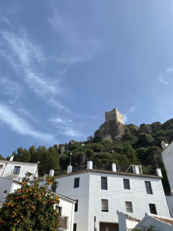 un edificio con un castillo en la cima de una colina en Casa Rural el Sarmiento, en Zahara de la Sierra