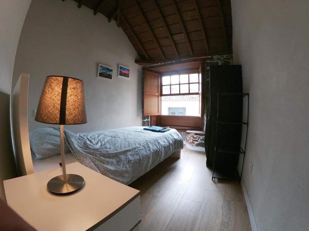 Postel nebo postele na pokoji v ubytování Casa Histórica - Vivienda Vacacional Out of Blue