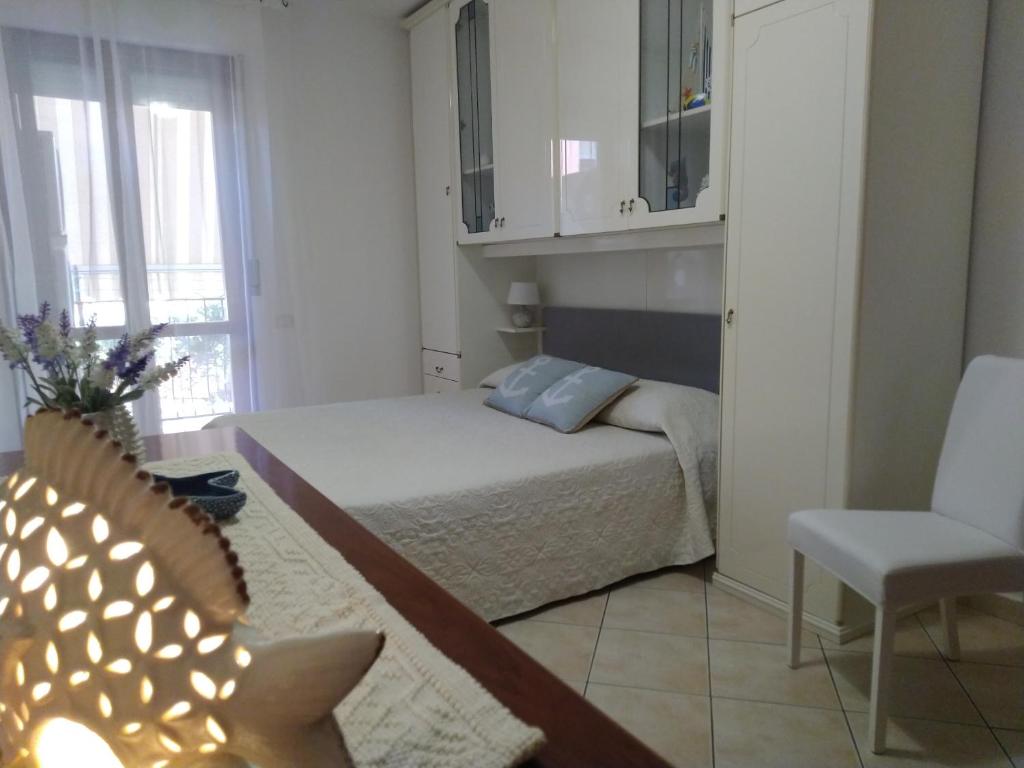A bed or beds in a room at Rami di Corallo Appartamento con Parcheggio Privato ----------