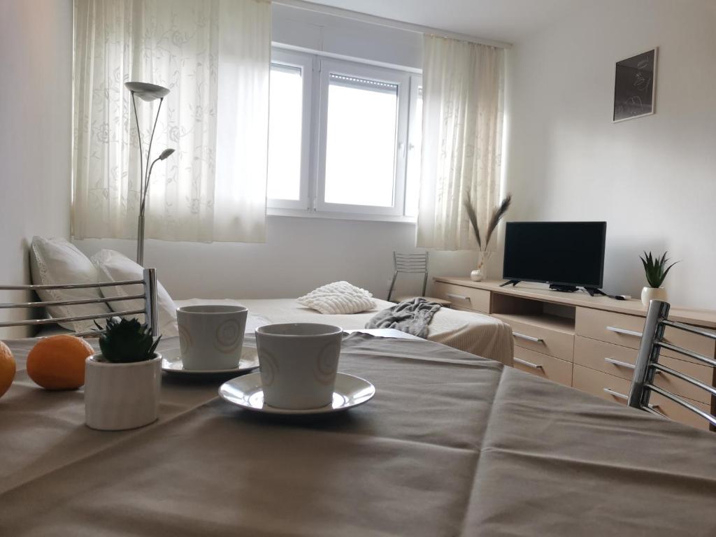 Televízia a/alebo spoločenská miestnosť v ubytovaní Charming studio with river view