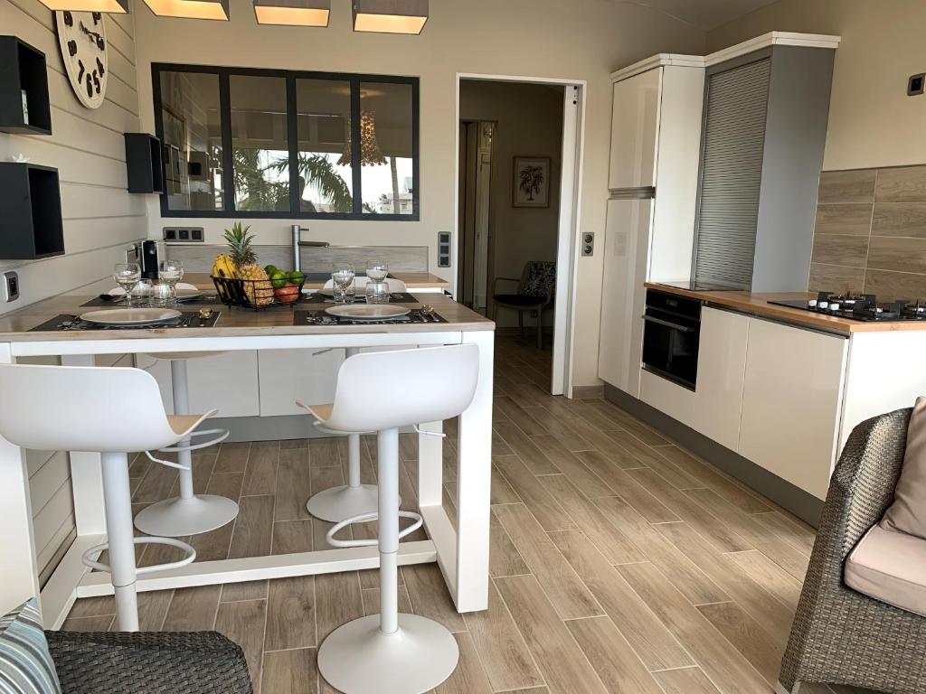 Kuchyň nebo kuchyňský kout v ubytování Marina MANZANA, Appartement neuf, vue mer exceptionnelle - LUXE