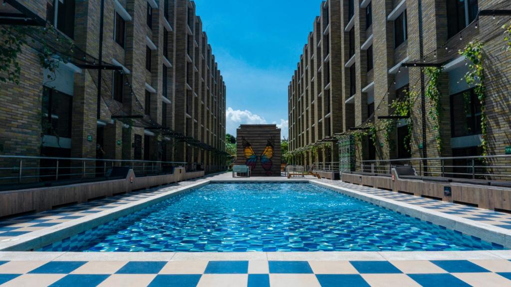 una piscina en una ciudad con edificios altos en LivinnX Barranquilla en Barranquilla
