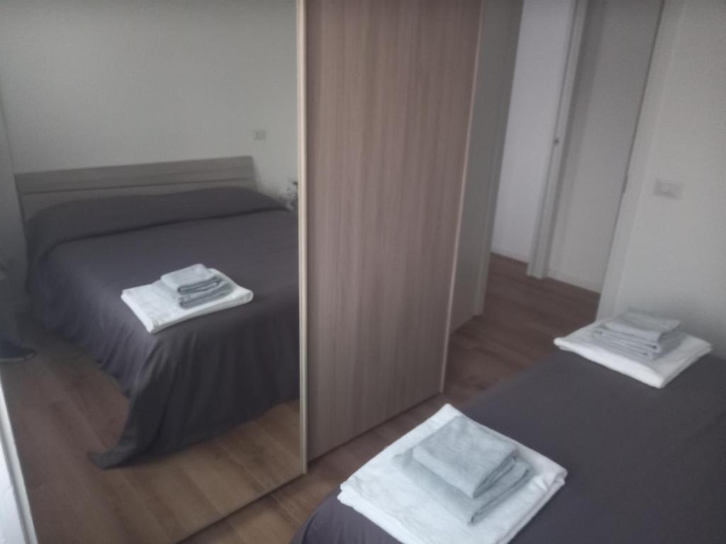 Posteľ alebo postele v izbe v ubytovaní Bilocale 7 piano balcone vista skyline