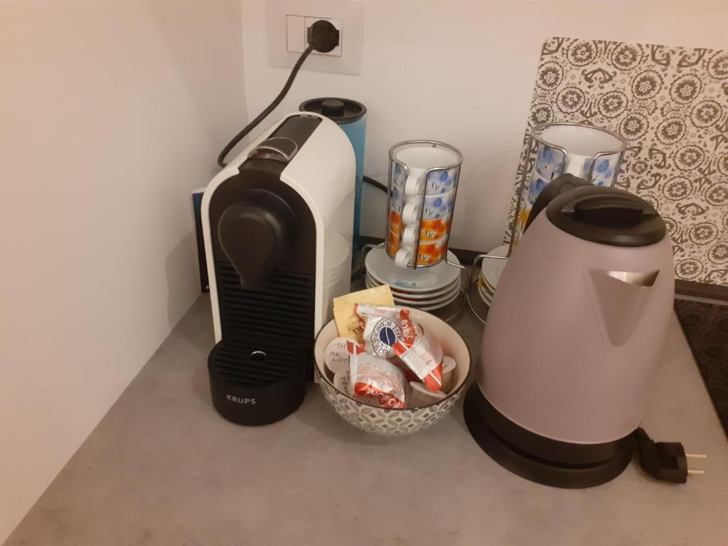 Príslušenstvo na prípravu kávy alebo čaju v ubytovaní Bilocale 7 piano balcone vista skyline