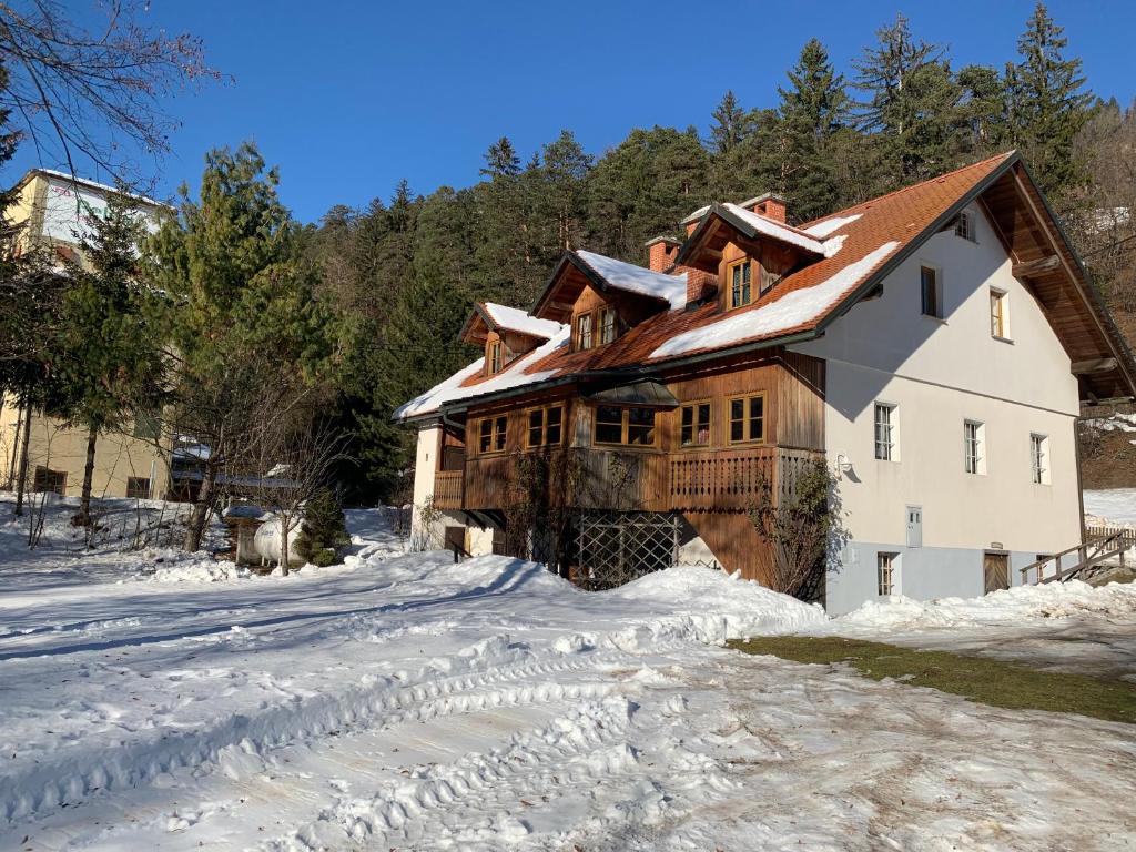 une maison dans la neige avec une allée dans l'établissement House Alpine Rose, à Mojstrana