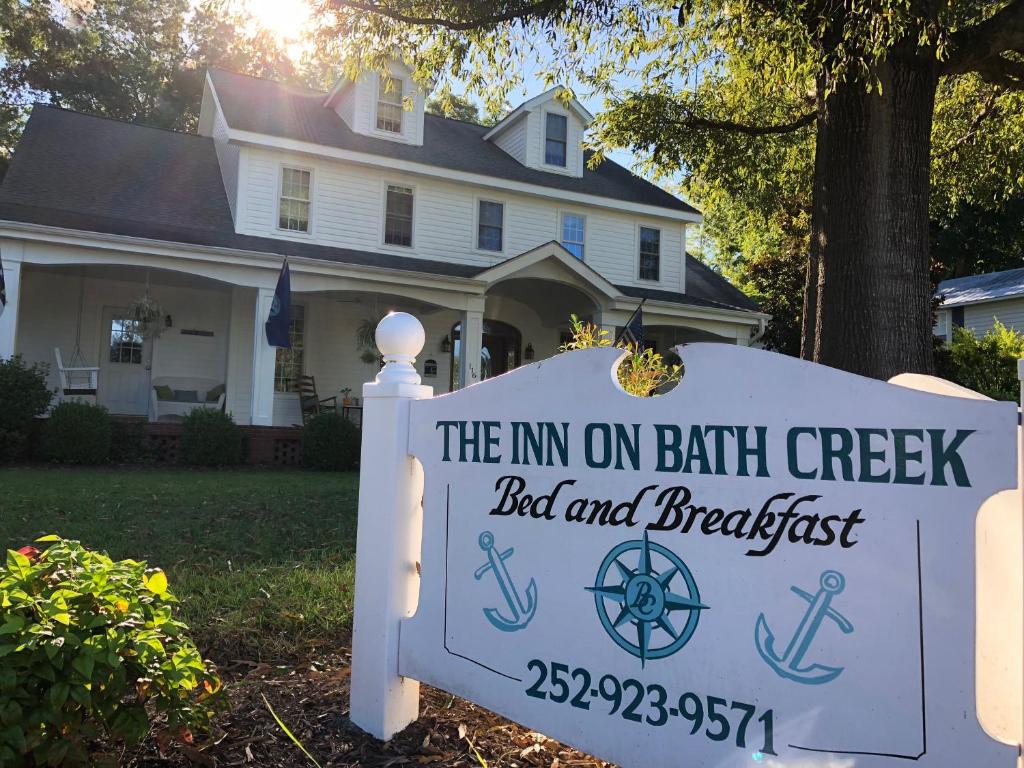 um sinal para a estalagem no bed and breakfast em Bath Creek em frente a uma casa em The Inn on Bath Creek em Bath