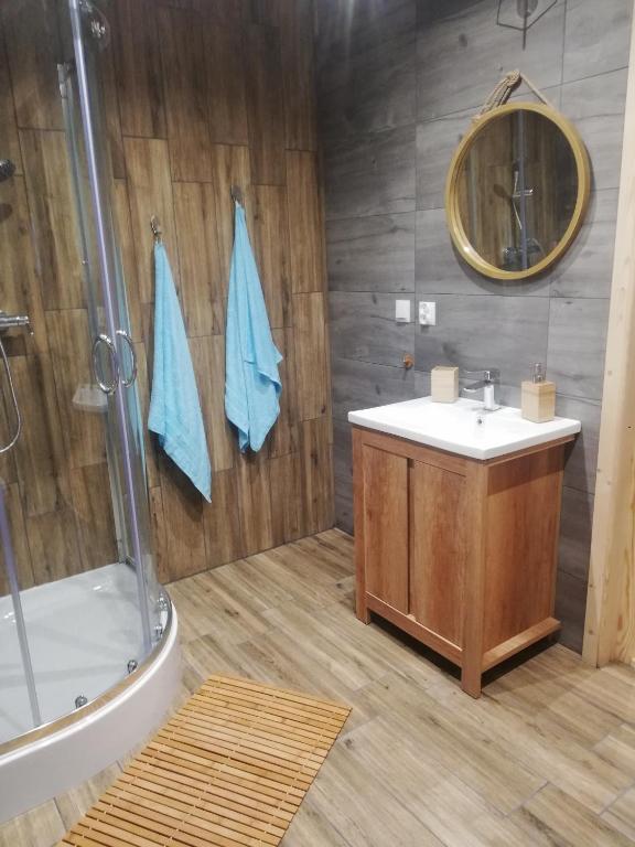 Kúpeľňa v ubytovaní Domki całoroczne DŁUGOSZÓWKA pod Rzeszowem, Jacuzzi-Sauna-Basen-Alpaki