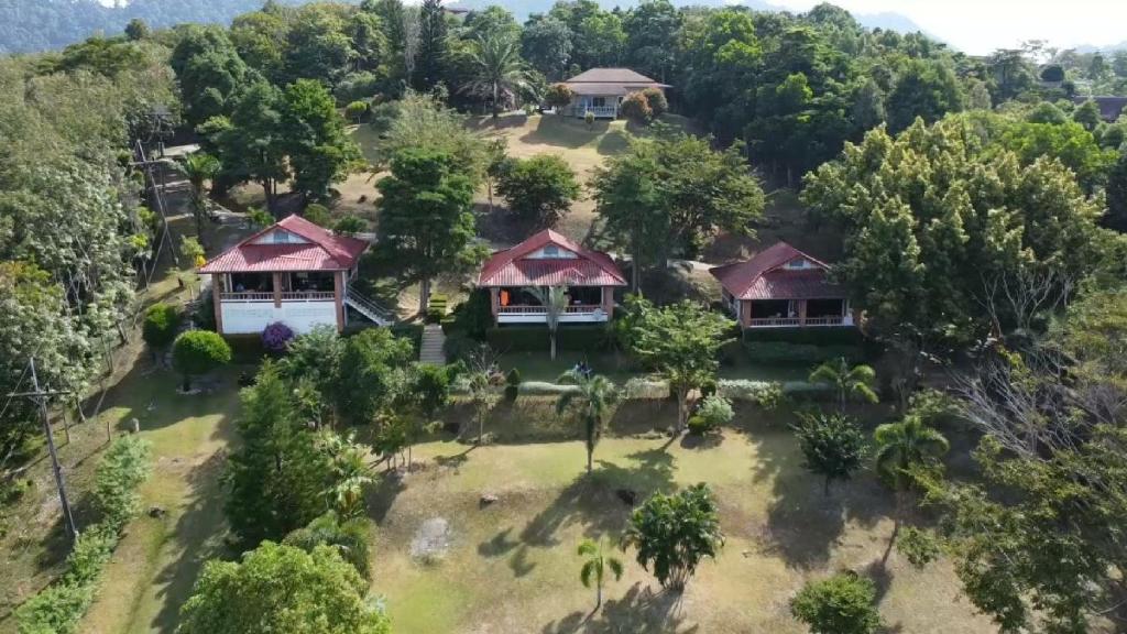 una vista aérea de una casa en una colina en Freedom Estate, en Ko Lanta