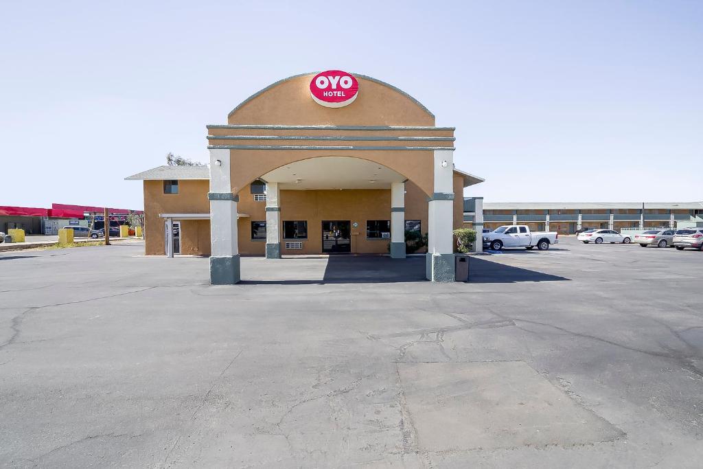 un edificio con una señal de stop encima en OYO Hotel Eloy Casa Grande near I-10, en Eloy