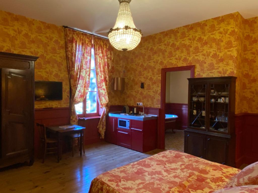 Demeure Saint Louis Historic manor, City 700m, free parking,A C,Clim,WIFI, city view, Garden - 2