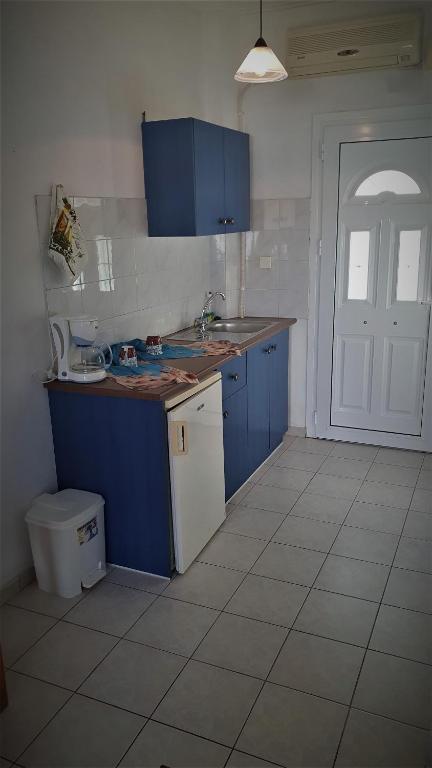 Kuchyň nebo kuchyňský kout v ubytování NIKOS APARTMENTS