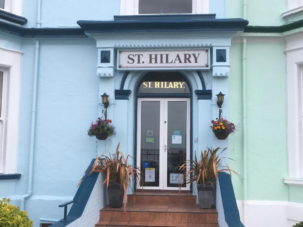 een blauw gebouw met een st Harry bord erop bij St. Hilary Guest House in Llandudno