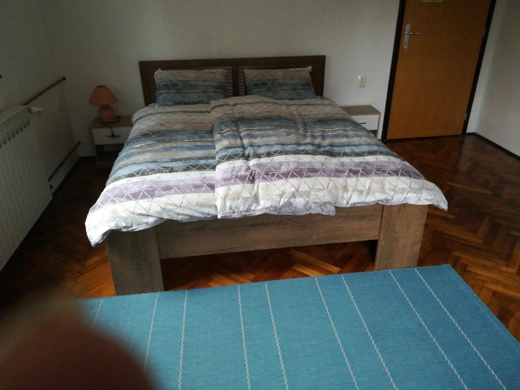 een bed met een dekbed in een slaapkamer bij Random Room in Zagreb