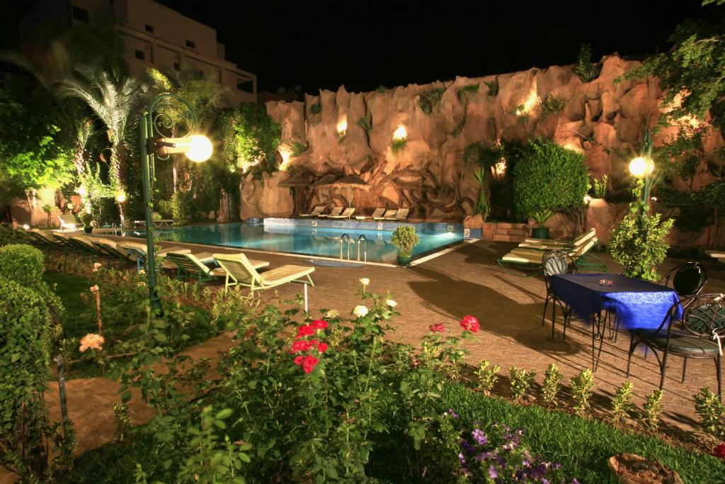 Bazén v ubytování Imperial Holiday Hôtel & spa nebo v jeho okolí