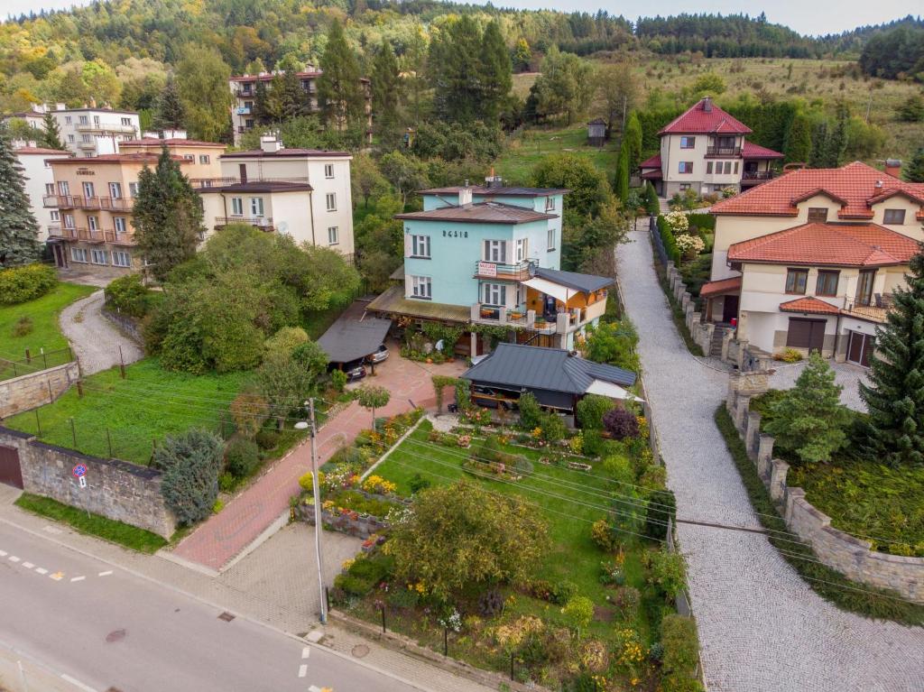 una vista aérea de una pequeña ciudad con casas en Resia, en Krynica-Wieś