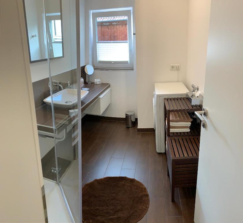 Kuchyň nebo kuchyňský kout v ubytování Ferienwohnung Janus Altstadt-Hameln Haus 2 inklusive Parkplatz - mit und ohne Terrasse oder Loggia