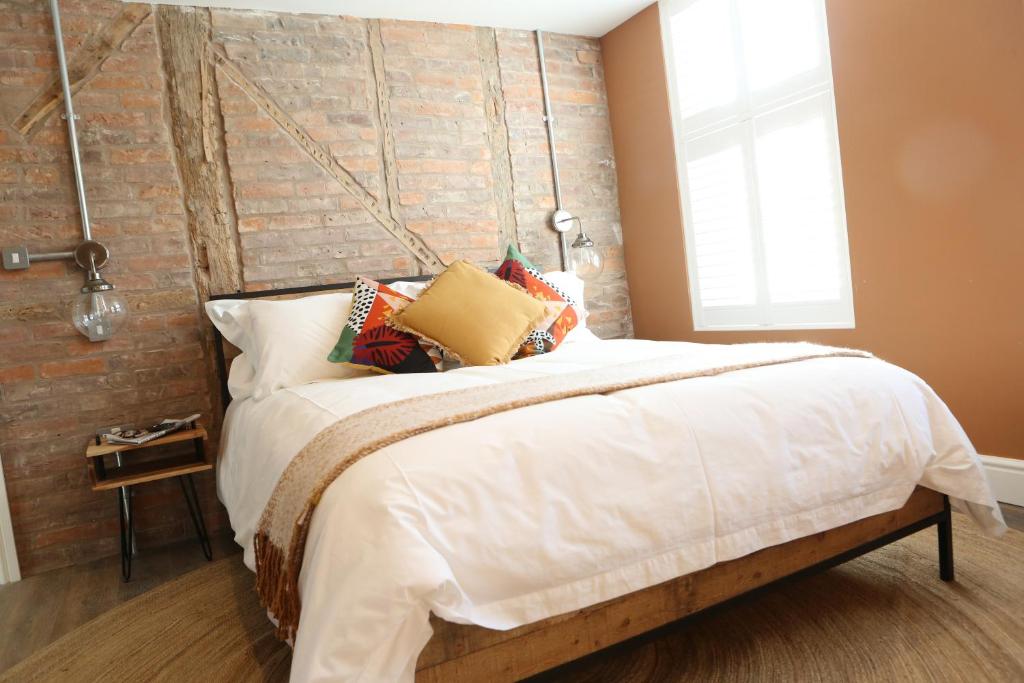 מיטה או מיטות בחדר ב-no 12 - Stunning Self Check-in Apartments in Worcester Centre
