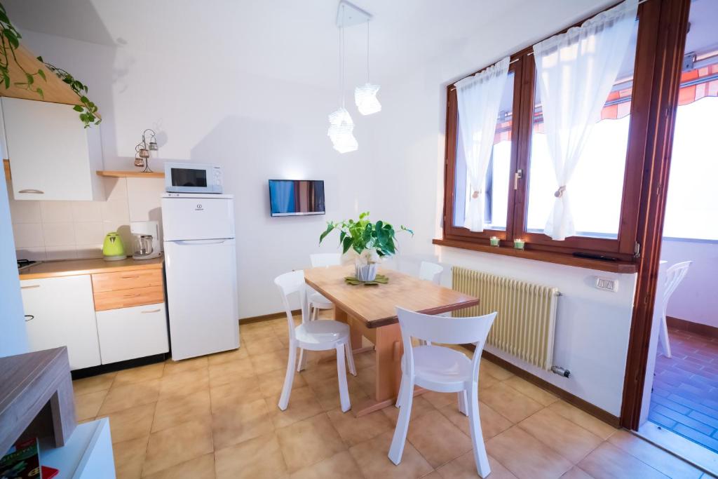 kuchnia i jadalnia ze stołem i krzesłami w obiekcie Peler Beth's House w Brenzone sul Garda
