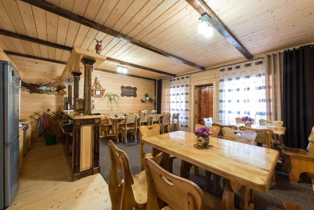 Restaurace v ubytování Хата Різьбяра