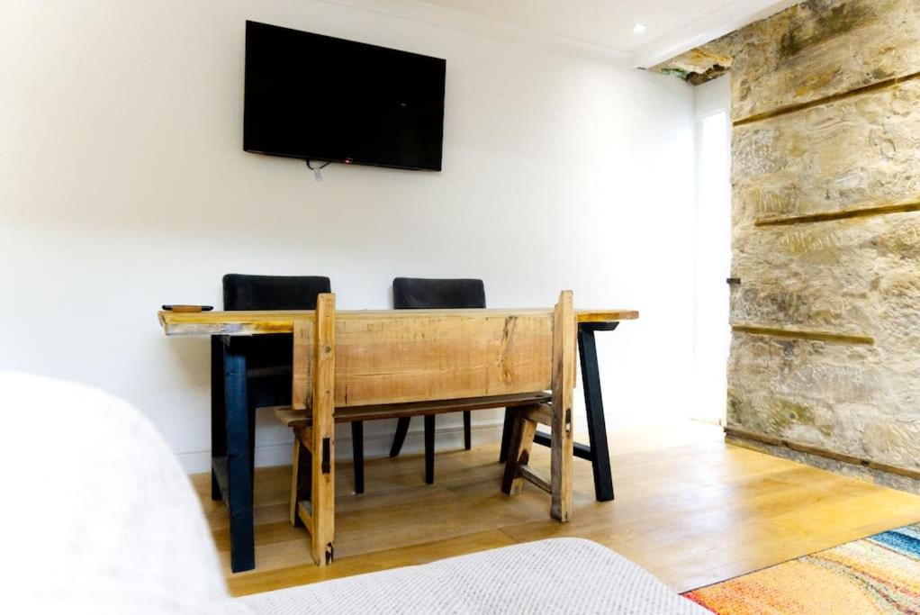 TV a/nebo společenská místnost v ubytování Stunning & unique apt in Culross