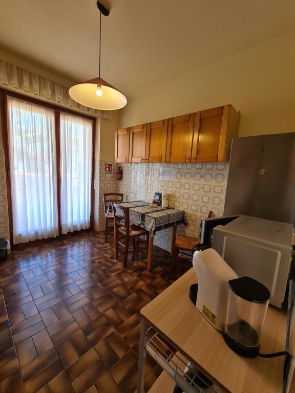 kuchnia i jadalnia ze stołem i jadalnią w obiekcie Casa dell amore 3 w San Remo