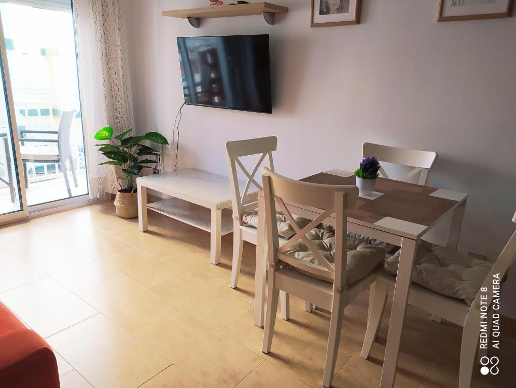 Telewizja i/lub zestaw kina domowego w obiekcie Apartamento playa con vistas al mar