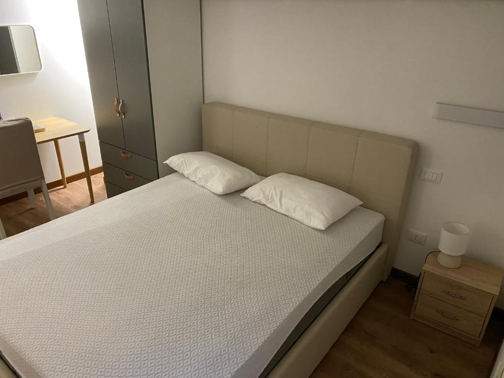 een slaapkamer met een bed met 2 kussens erop bij Come a To Casa in Bagheria